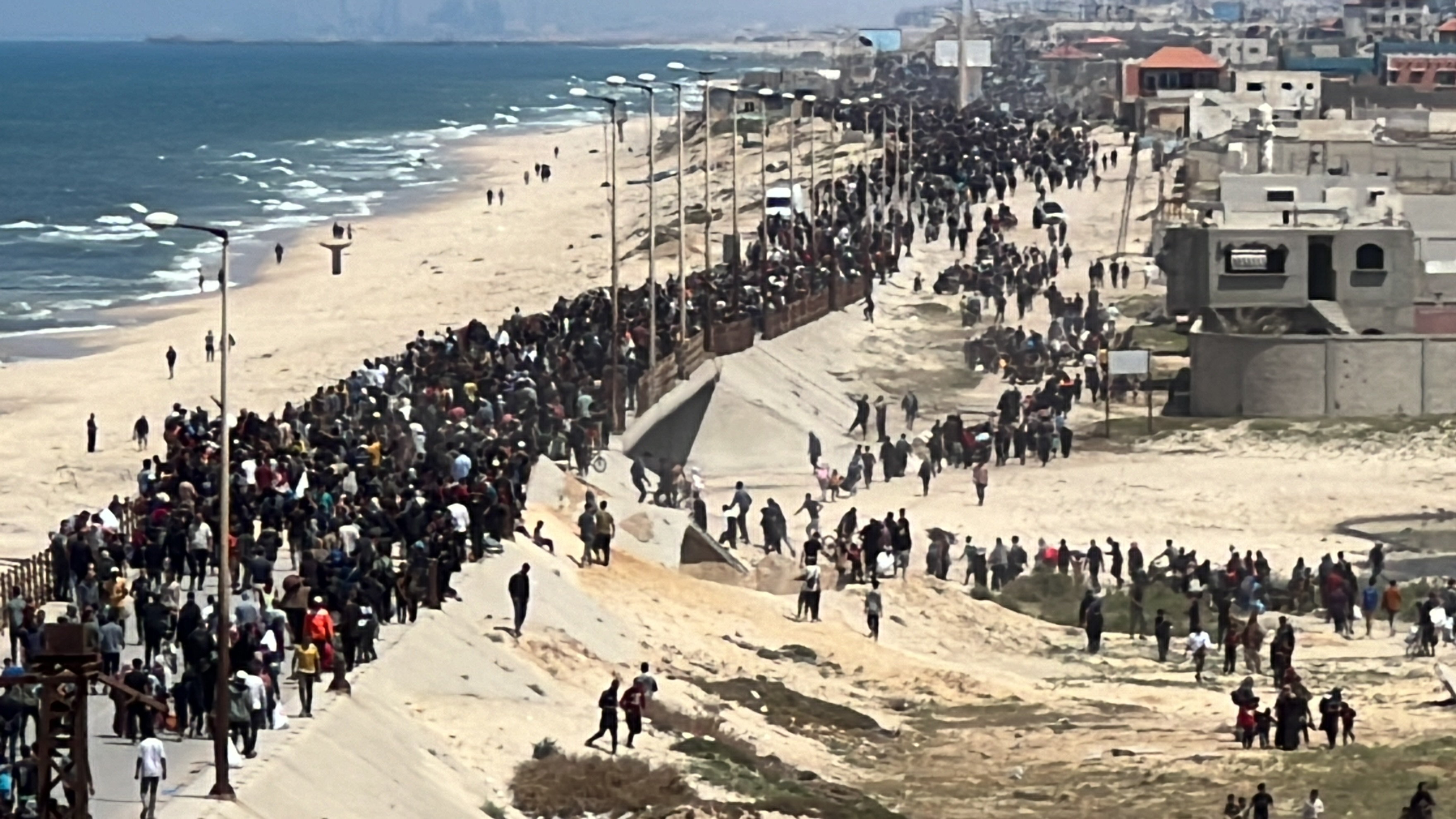 مئات النازحين على شارع الرشيد خلال محاولتهم العودة إلى منازلهم شمال قطاع غزة